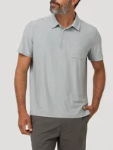 Chomba gris melange de manga corta con cuello polo, cierre frontal de tres botones y un bolsillo aplicado en el pecho.