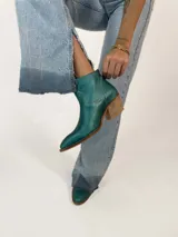 Botas cortas de cuero color turquesa con costuras blancas y taco de madera.