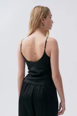 Top color beige de viscosa con escote en V y breteles finos.