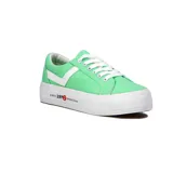 Championes de lona color verde con plataforma blanca y detalles en blanco.