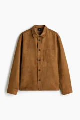 Sobrecamisa de H&M en tejido de efecto gamuza color marrón, con cuello inglés, cierre frontal de botones, un bolsillo en el pecho y mangas largas con puños abotonados.
