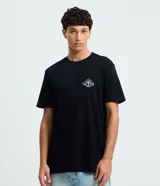 Remera negra de manga corta y cuello redondo, confeccionada en algodón y poliéster. Cuenta con un pequeño estampado localizado en el pecho y un diseño gráfico de mayor tamaño en la espalda.