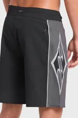 Boardshort de baño negro con paneles laterales grises y diseño estampado geométrico en forma de rombo con llamas. Cuenta con cintura fija y cordón ajustable.