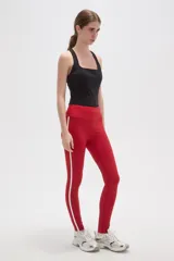 Calza deportiva de poliamida color rojo, de tiro alto y diseño ajustado al cuerpo.