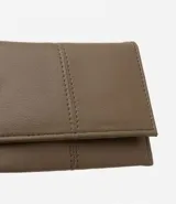 Billetera plegable pequeña color marrón con pespuntes y cierre por enganche. Marca Satinato, colección Otoño/Invierno 2023. Confeccionada en material sintético.