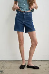 Short de tiro medio color marrón, con corte recto y terminación de ruedo deshilachado.