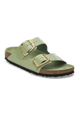 Sandalias Birkenstock Arizona Big Buckle, color verde claro con hebillas grandes doradas.