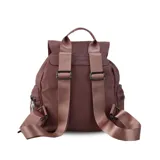 Mochila de nylon color rojo, con tapa frontal, broche metálico y cierre tipo marinero. Cuenta con bolsillo frontal con cierre metálico, bolsillos laterales, asas de mano y correas regulables para la espalda.