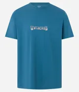 Remera celeste de algodón peruano, corte clásico, con cuello redondo y mangas cortas. Estampa frontal con la palabra "Unlocked" en letras plateadas con efecto 3D.