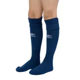 Medias de fútbol Umbro de caña alta, color blanco, con el logo de la marca bordado en negro en la parte frontal.