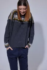 Blazer de pana color crema con solapas clásicas, cierre frontal de un botón y puños con detalle de tejido a rayas. Presenta un corte estructurado y elegante.