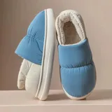 Pantuflas cerradas de diseño acolchado con exterior impermeable en color azul y blanco, interior forrado en corderito sintético y suela de goma antideslizante.