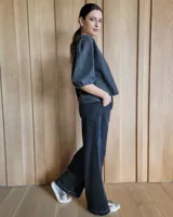 Pantalón de denim azul, de corte recto y tiro alto, con cintura elástica y cordón ajustable. Tiene bolsillos laterales.