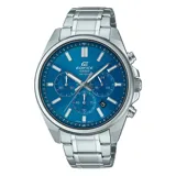 Reloj cronógrafo Casio Edifice con caja y brazalete de acero inoxidable plateado. Presenta una esfera azul con marcadores de hora aplicados y tres subesferas para funciones de cronómetro y formato 24 horas. Incluye ventana de fecha a las 4:30.