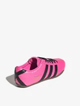 Zapatillas Adidas Originals Tokyo color rosa con las tres tiras laterales en negro, suela marrón y cordones negros.