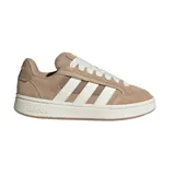 Championes Adidas modelo Grand Court Alpha, color arena con las icónicas tres tiras laterales en blanco. Presentan una combinación de gamuza y malla en la parte superior, con suela de goma blanca y cordones al tono.