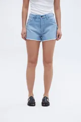 Short de jean celeste de tiro medio, corte ajustado en la cadera y bajo desflecado.