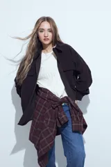 Sobrecamisa de pana color marrón oscuro, con diseño de corte amplio, cuello camisero, cierre frontal con botones y bolsillos con solapa en el pecho.