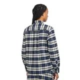 Camisa de manga larga con patrón de cuadros teñidos en hilo. Cuello solapa abotonado con botón adicional en la parte trasera y cierre frontal con botones.