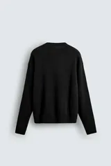 Jersey de corte relajado confeccionado en tejido de algodón. Presenta cuello redondo, manga larga y acabados en rib en puños, cuello y bajo.