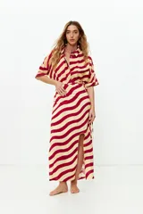 Falda larga de viscosa con estampado de rayas onduladas color crema y rojo.