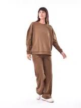 Buzo blanco de corte holgado, con cuello redondo y mangas largas.