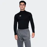 Remera térmica de manga larga Umbro, color negro, con cuello alto y ajuste al cuerpo. Presenta el logo de la marca estampado en blanco en el pecho.