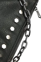 Bandolera negra con solapa, correa ajustable y desmontable. Decorada con una cadena metálica en el frente y tachas hexagonales plateadas en la parte inferior.