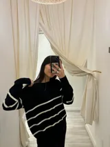 Sweater negro de tejido Bremer con rayas horizontales blancas.