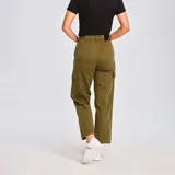 Pantalon cargo color verde oliva, de corte recto y tiro medio. Cuenta con bolsillos laterales tipo cargo en los muslos, bolsillos frontales y traseros, cierre con cremallera y botón, y costuras reforzadas en las piernas.