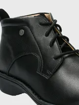 Botín acordonado de cuero liso negro, con diseño clásico, forro textil y suela de goma para mayor tracción.