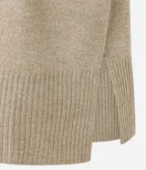 Suéter de punto de corte oversize y largo alargado, con cuello alto, mangas largas y aberturas laterales sutiles. Presenta puños y ruedo con acabado acanalado.