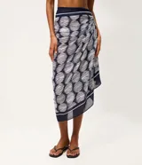 Pareo rectangular de playa en chiffon azul marino con estampado geométrico de lunares blancos, enmarcado por bordes y borlas en las esquinas.