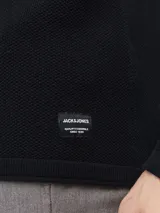 Sweater de manga larga con cuello redondo, confeccionado en tejido de punto con textura estructurada.