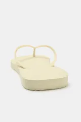Sandalias planas de dedo tipo ojota, color negro, con diseño minimalista y suela de goma con textura en relieve.