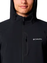 Campera técnica Columbia con tecnología Omni-Shield, color negro, con capucha ajustable, cierre frontal completo y bolsillo con cierre en el pecho. Presenta puños elásticos y diseño ligero ideal para actividades al aire libre.