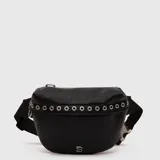 Riñonera de cuero vegano color negro, con detalle de ribete frontal decorado con ojetillos metálicos y logo metálico en la parte inferior. Cuenta con correa ajustable y cierre de hebilla.