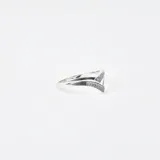 Set de dos anillos de plata 925 con engaste de circonias. Uno de los anillos presenta un diseño solitario con una piedra central, mientras que el otro tiene una forma en V con piedras pequeñas incrustadas.