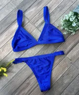 Conjunto de bikini azul eléctrico, con corpiño triangular fijo y bombacha colaless regulable.