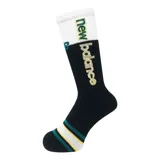 Medias deportivas New Balance Essential Athletics Crew, color negro con detalles en blanco, verde y amarillo. Incluye logo de la marca y diseño con rayas horizontales en la puntera.