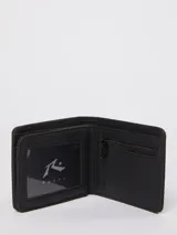 Billetera plegable Rusty con diseño combinado en tela estampada camuflada verde y detalles en cuero sintético color marrón. Incluye etiqueta frontal con el logo de la marca.