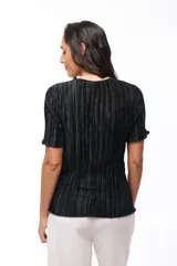 Blusa marrón de poliéster con textura plisada y mangas cortas con volados.