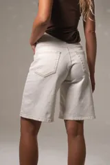 Bermuda de jean negro con lycra y pespuntes en los bordes en tono contrastante.