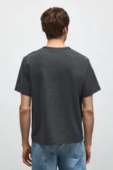 Remera de manga corta en tejido de punto waffle, con cuello redondo acanalado y bajo recto. Presenta un corte regular fit.