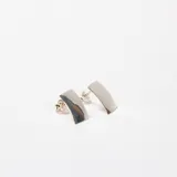 Caravanas de plata 925 con diseño rectangular curvo y cierre de perno a presión.