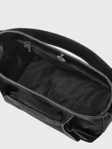 Cartera crossbody pequeña de cuero negro, con diseño estructurado, solapa frontal con detalle de logo grabado y correa ajustable.