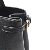 Cartera grande tipo shopper color negro, confeccionada en cuero sintético. Tiene doble asa fija para llevar al hombro o en la mano, forro interior textil, acceso con cierre y bolsillo interno con cierre.