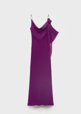 Vestido largo de fiesta color violeta, con diseño recto, cuello drapeado y tirantes finos. Presenta un detalle de flor con drapeado en uno de los hombros y cierre de cremallera lateral.