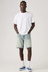 Bermuda de denim celeste con lavado claro y efecto gastado, de corte holgado y tiro medio, con bolsillos clásicos.