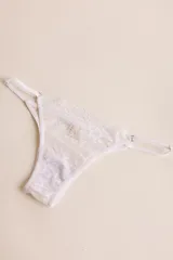 Bombacha de encaje negra con diseño ajustable y calce cómodo.